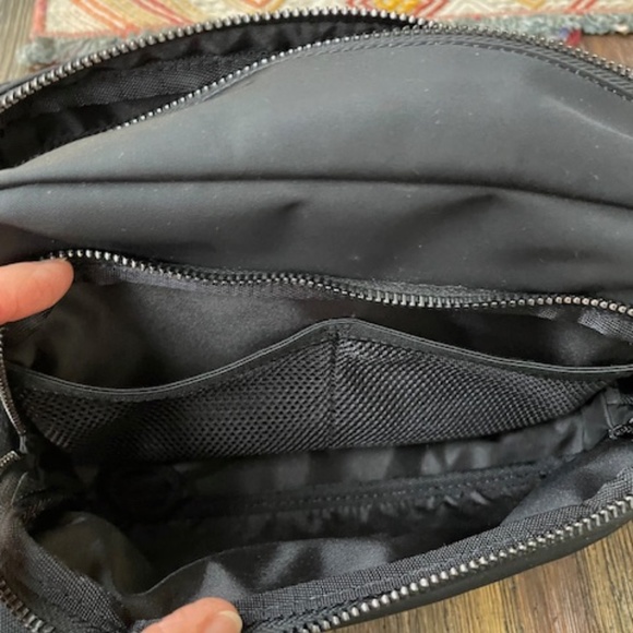 Lululemon Everywhere Crossbody Large 3L w/Metal Hardware EUC - Picture 6 of 8